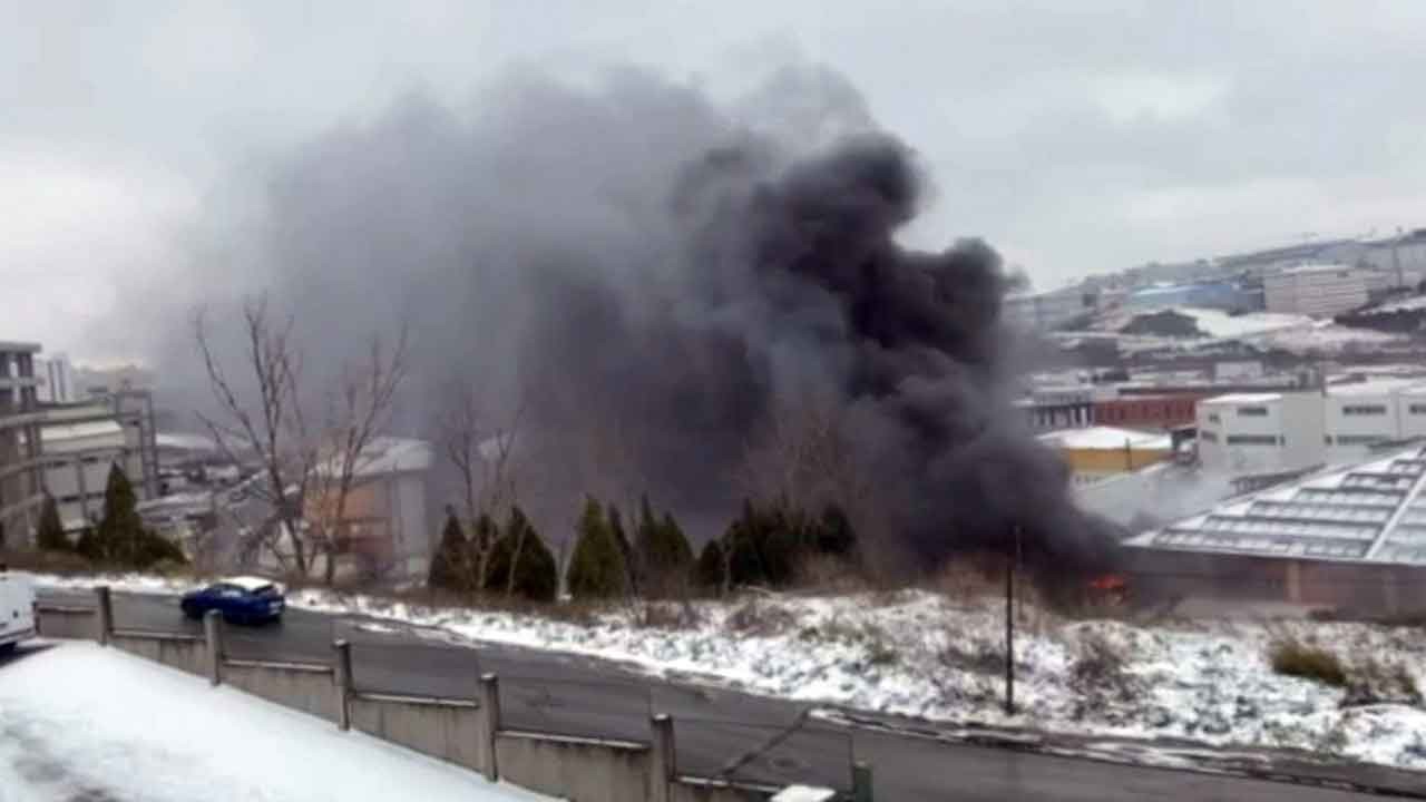 Hadımköy'de plastik fabrikasındaki alevler dindirildi! Maddi hasar büyük!