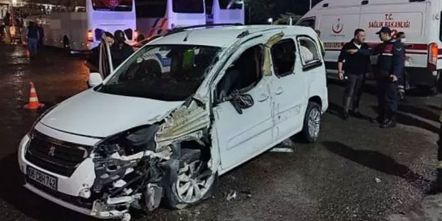Hafif ticari araç akaryakıt istasyonu girişinde takla attı
