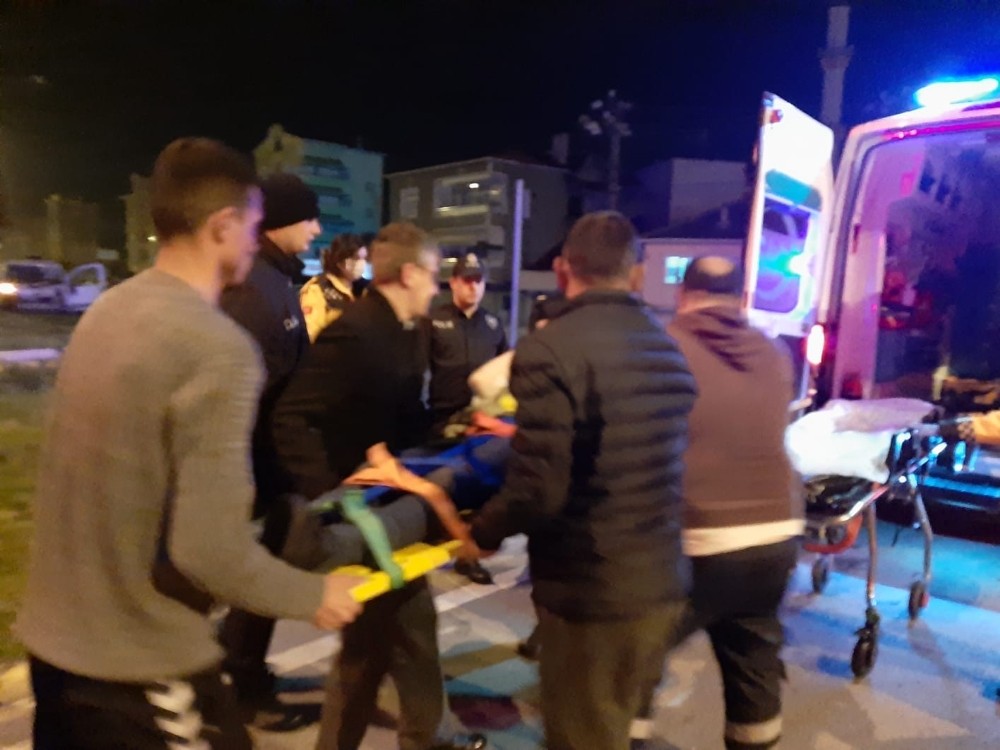 Hafif ticari araç aydınlatma direğine çarptı: 1’i ağır, 2 yaralı 