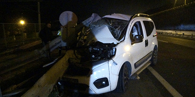 Hafif ticari araç bariyere ok gibi saplandı