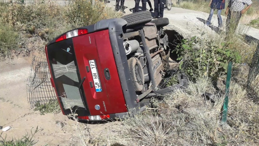 Hafif ticari araç boş sulama kanalına düştü: 2 yaralı 