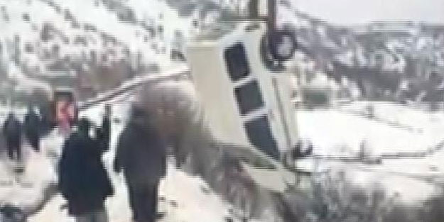 Hafif ticari araç dereye uçtu, sürücü yara almadan kurtuldu
