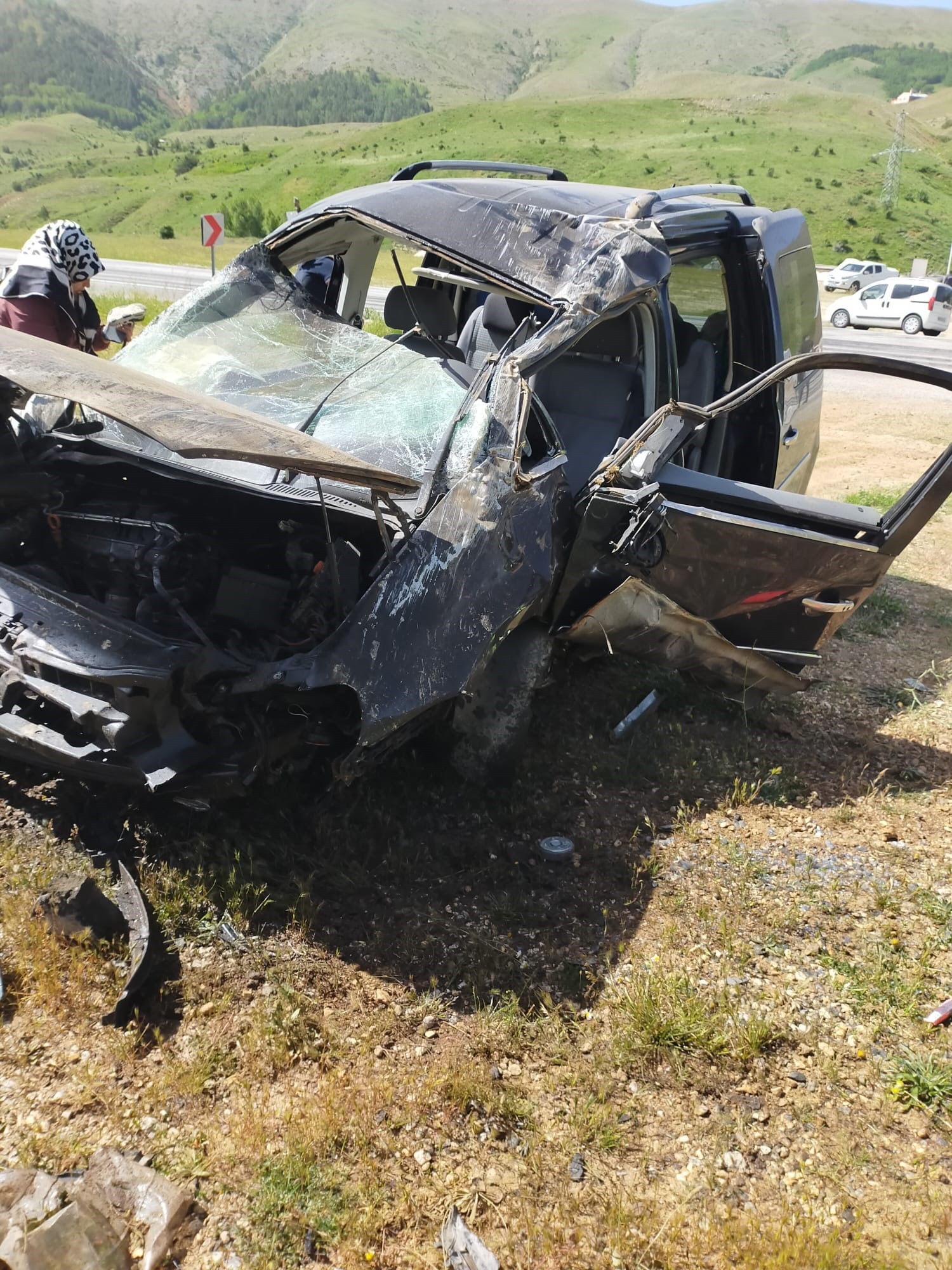 Hafif ticari araç devrildi: 1 ölü 5 yaralı