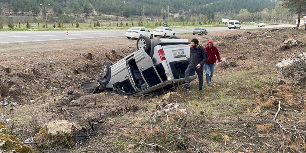 Hafif ticari araç devrildi: Yaralılar var