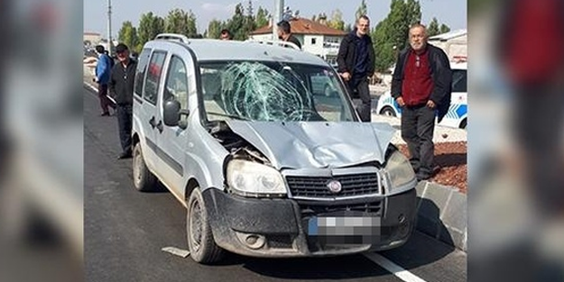 Hafif ticari araç iki yayaya çarptı, facia yaşandı!