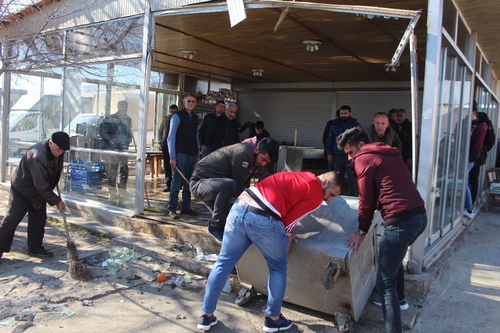 Hafif ticari araç ile çarpışan kamyonet kafeye daldı 
