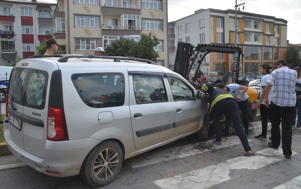 Hafif ticari araç ile forklift çarpıştı: 5 yaralı 