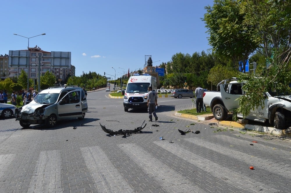 Hafif ticari araç ile kamyonet çarpıştı: 5 yaralı 