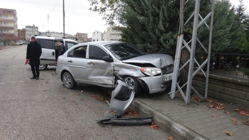 Hafif ticari araç ile otomobil çarpıştı: 2 yaralı 