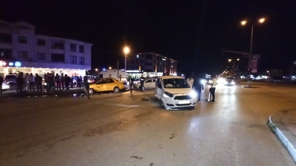 Hafif ticari araç ile otomobil çarpıştı: 2 yaralı 