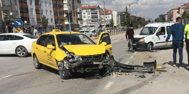 Hafif ticari araç ile taksi çarpıştı: Yaralılar var