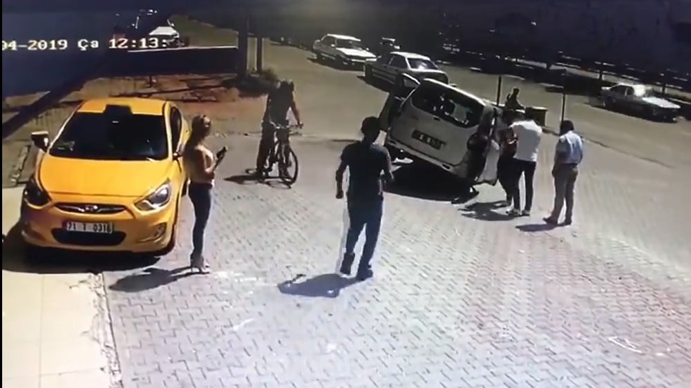Hafif ticari araç kaldırımda asılı kaldı 