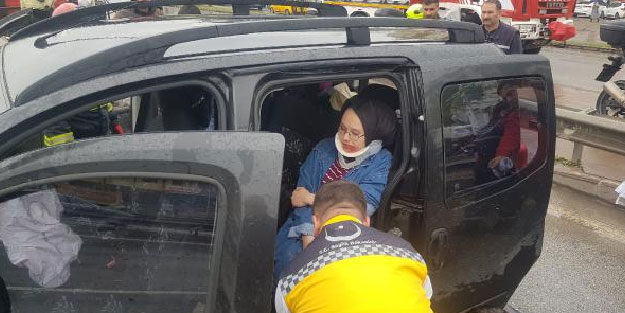 Hafif ticari araç, kamyonete ve direğe çarptı: 4 yaralı