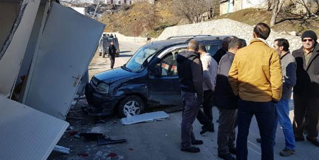 Hafif ticari araç, konteynere çarptı: 3 yaralı
