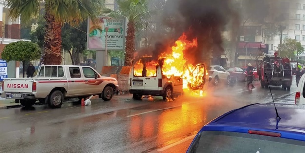 Hafif ticari araç küle döndü