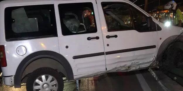 Hafif ticari araç metro raylarına düştü