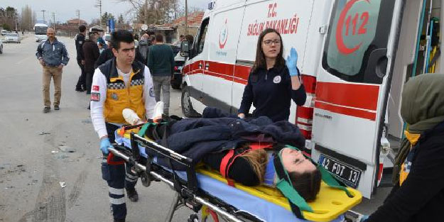 Hafif ticari araç, otomobille çarpıştı: 5 yaralı
