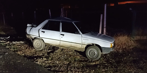 Hafif ticari araç park halindeki otomobile çarptı