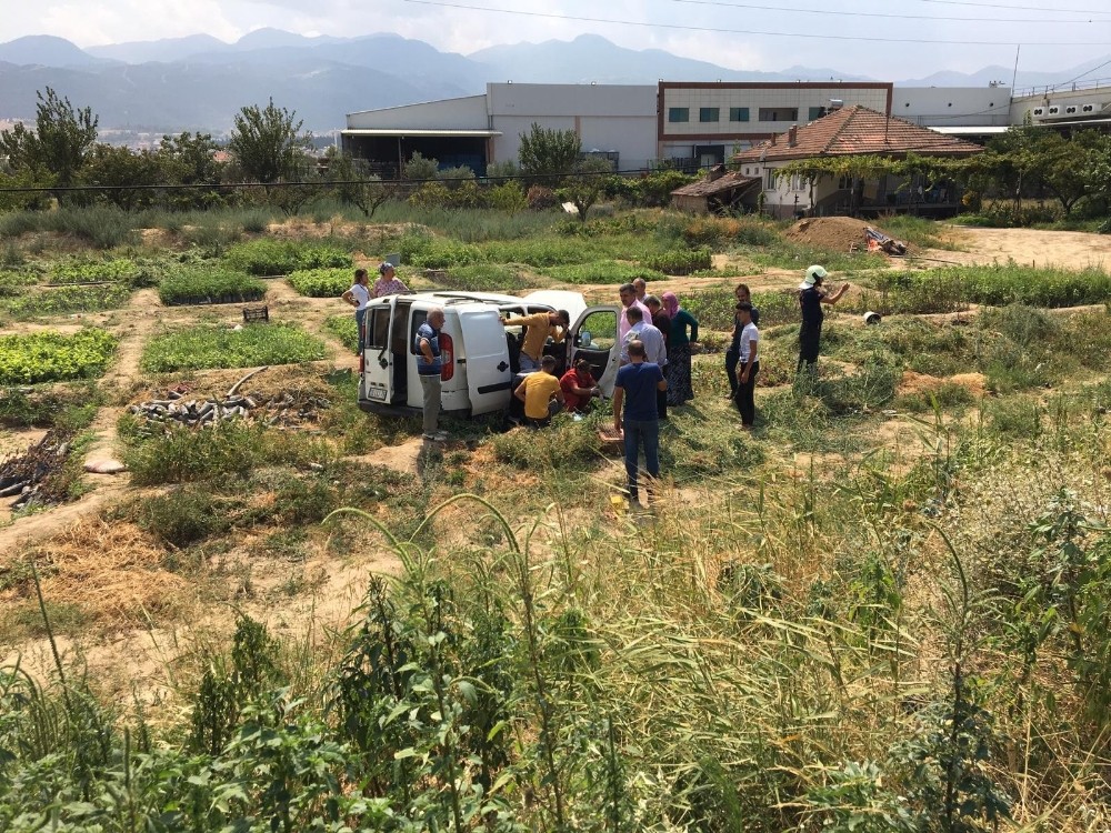 Hafif ticari araç şarampole devrildi: 3 yaralı 