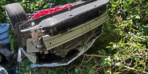 Hafif ticari araç şarampole devrildi: Yaralılar var