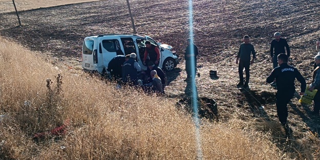 Hafif ticari araç şarampole yuvarlandı: Yaralılar var