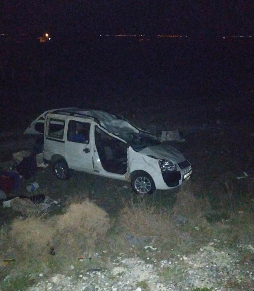 Hafif ticari araç takla attı: 1 ölü, 1 yaralı 