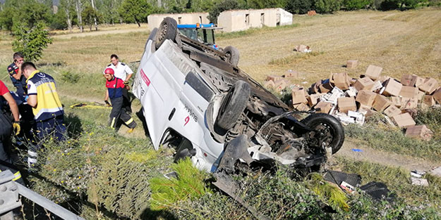 Hafif ticari araç takla attı: 1 ölü, 1 yaralı
