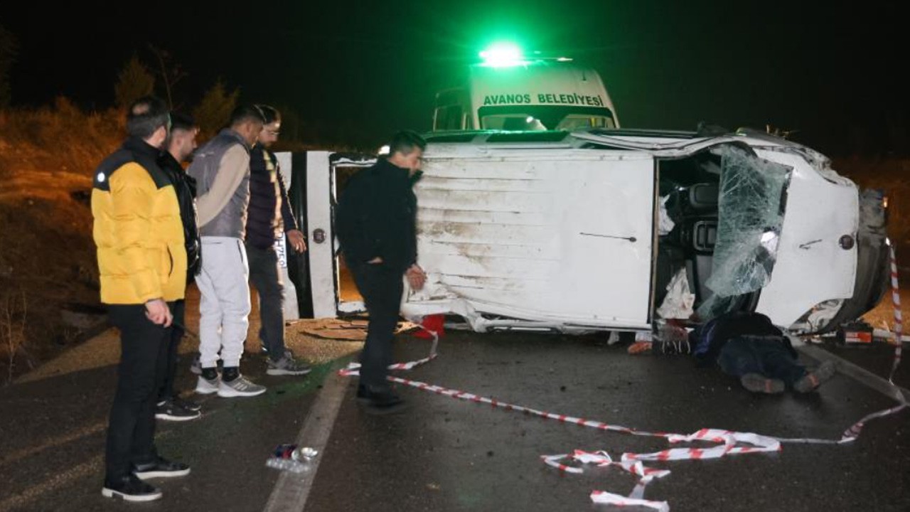 Hafif ticari araç takla attı: 1 ölü