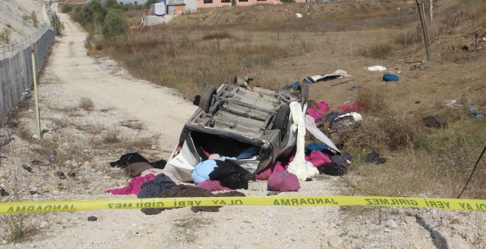 Hafif ticari araç takla attı: 2 kişi öldü, 4 kişi yaralandı