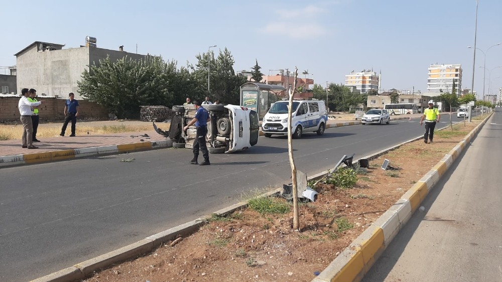 Hafif ticari araç takla attı: 2 yaralı 