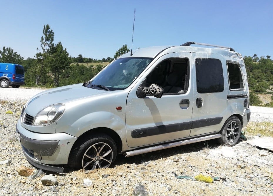Hafif ticari araç takla attı: 2 yaralı 