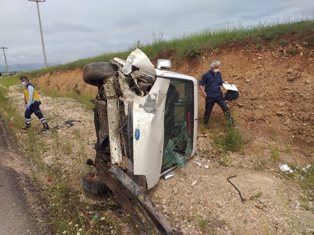 Hafif ticari araç takla attı: 4 Yaralı 