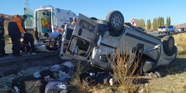 Hafif ticari araç takla attı: Yaralılar var