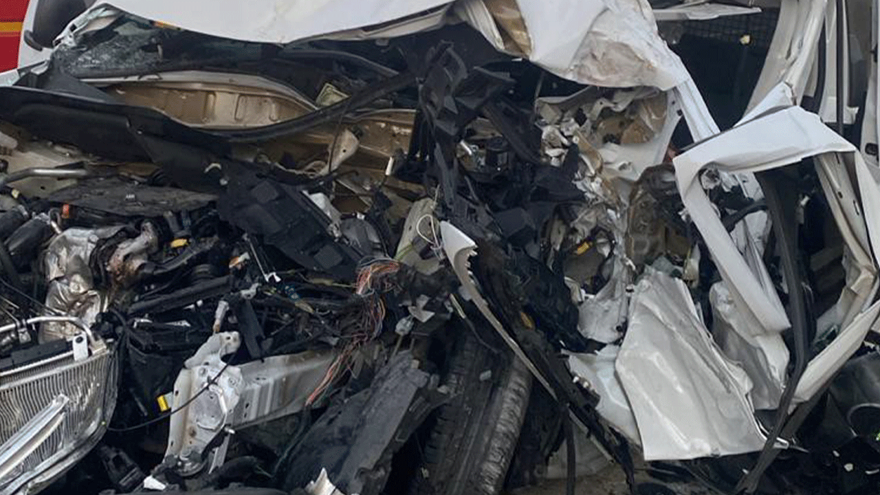 Hafif ticari araç tıra arkadan çarptı!