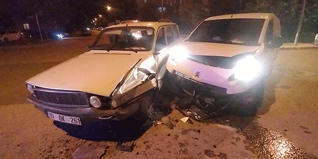 Hafif ticari araç ve otomobil çarpıştı: 1 yaralı