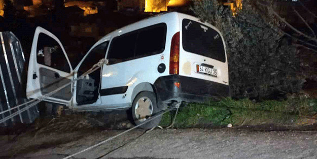 Hafif ticari aracı inşaat alanına düşmekten yol kenarındaki teller kurtardı