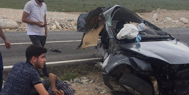 Hafif ticari araçla çarpışan otomobil ikiye bölündü: 2 yaralı