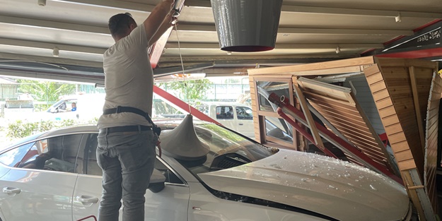 Hafif ticari araçla çarpışan otomobilin kafeye girme anı kamerada