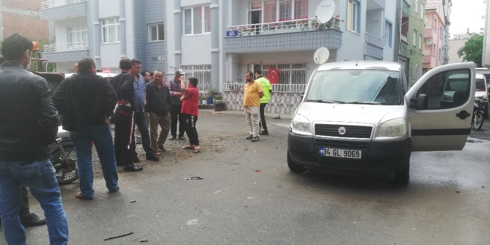 Hafif ticari araçla motosiklet çarpıştı: 2 yaralı 