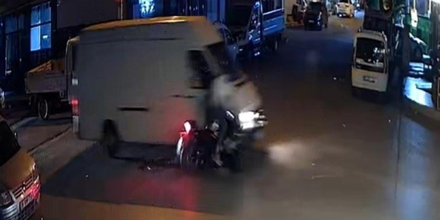 Hafif ticari araçla motosiklet çarpıştı!