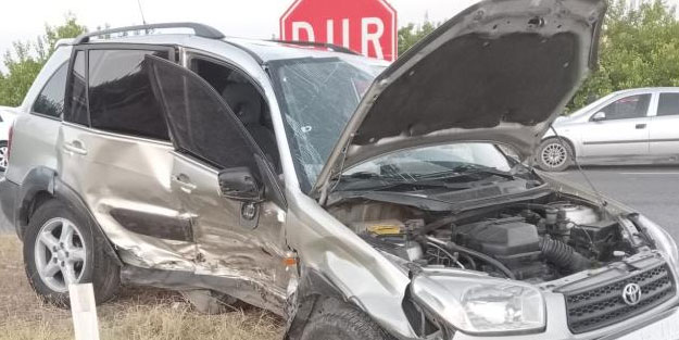 Hafif ticari araçla otomobil çarpıştı: 5 yaralı