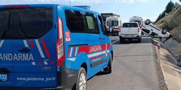 Hafif ticari araçla otomobilin çarpışması sonucu 5 kişi yaralandı
