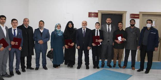 Hafızlar belgelerine kavuştu