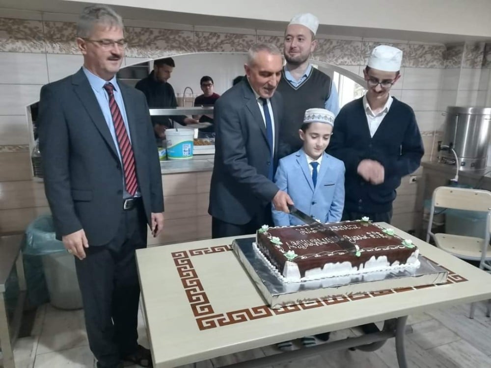 Hafızlığını tamamlayan öğrencilere pasta kesildi 