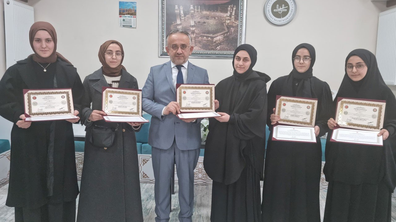 Hafızlıklarını tamamlayan öğrenciler ödüllendirildi