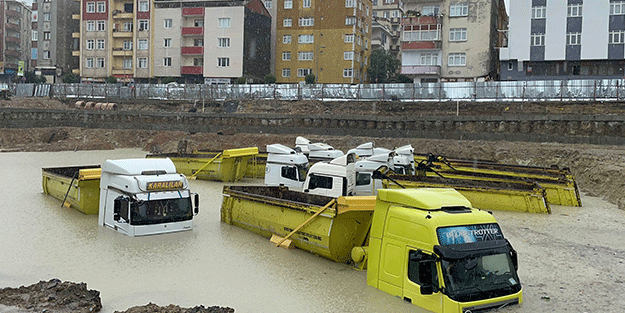 Hafriyat kamyonları su altında kaldı