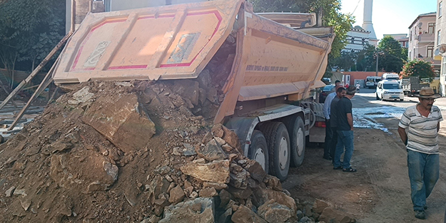 Hafriyat kamyonu dehşeti yaşattı! Baba ve 2 çocuğu ezildi