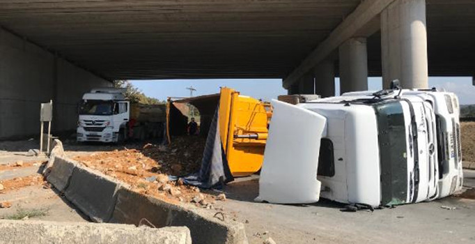 Hafriyat kamyonu devrildi: 2 kişi yaralandı
