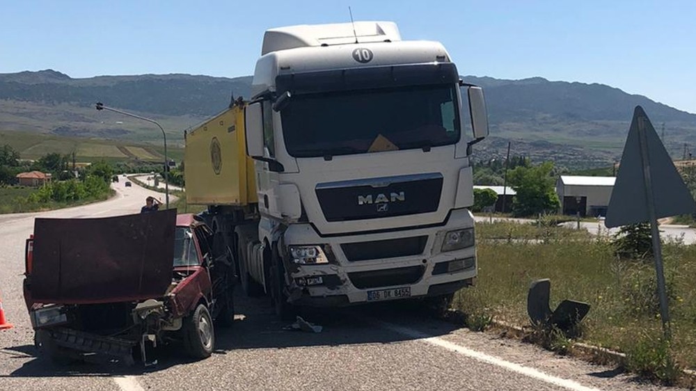 Hafriyat kamyonu ile otomobil çarpıştı: 1 yaralı 