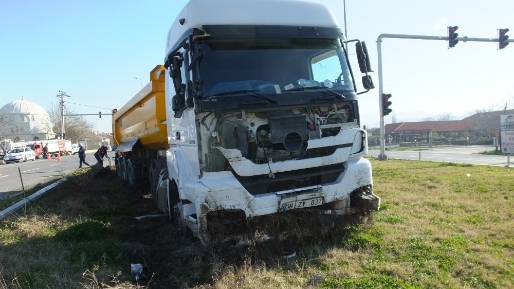 Hafriyat kamyonu kamyonete çarptı: 2 yaralı 